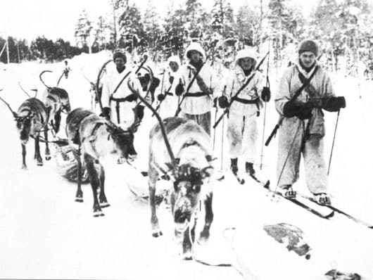 Patrulla de esquiadores finlandeses tirados por renos. Enero de 1940