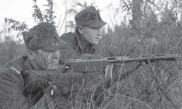 Soldados finlandeses durante los combates en Kiestinki, octubre de 1941. El soldado en primer plano lleva un subfusil Suomi Kp de fabricación propia