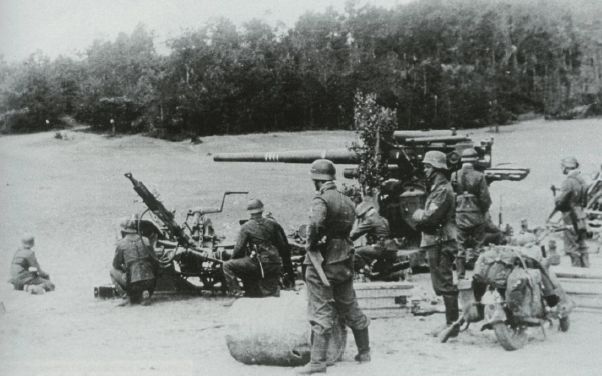 Unidad de la Luftwaffe con su 88 mm en posición. Frente Oriental. Verano 1942
