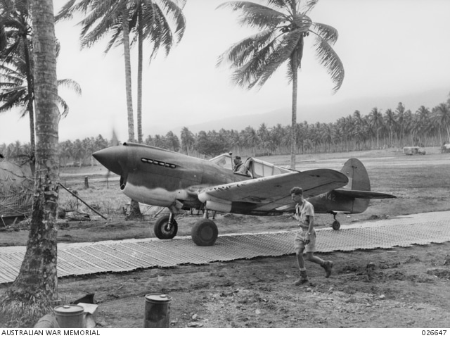 Septiembre de 1942, Milne Bay, Papúa, líder de escuadrón K. W. Truscott, oficial comandante de 76 Squadron RAAF, moviendo su aparato por sobre un tramo de pista con las esteras Marston