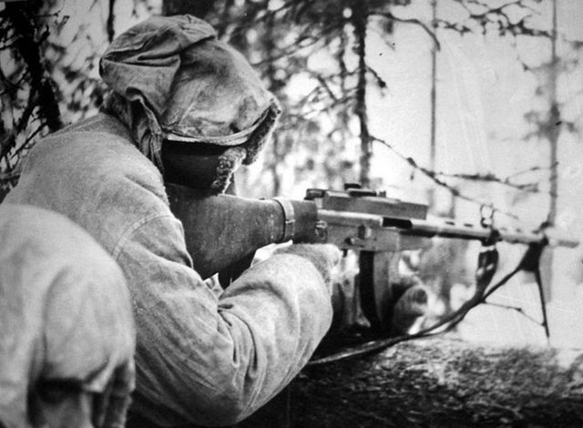 Soldado finlandés con una ametralladora M-26