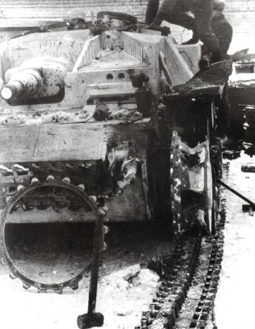 StuG III Ausf B en un taller de reparaciones en el Frente Oriental