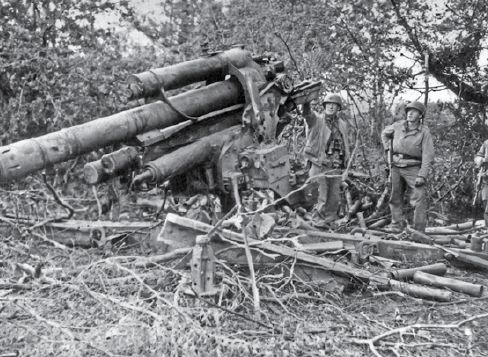 Oficiales norteamericanos observando un Flak de 88 mm puesto fuera de combate en el cinturón defensivo de Cherburgo. Junio de 1944