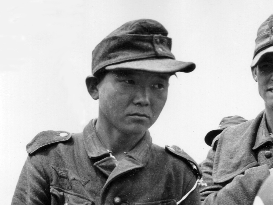 El ciudadano coreano Yang kyoungjong que había sido reclutado sucesivamente por el Ejército Imperial de Japón, el Ejército Rojo de la Unión Soviética y la Wehrmacht alemana, fue capturado por los americanos en Normandía en junio de 1944