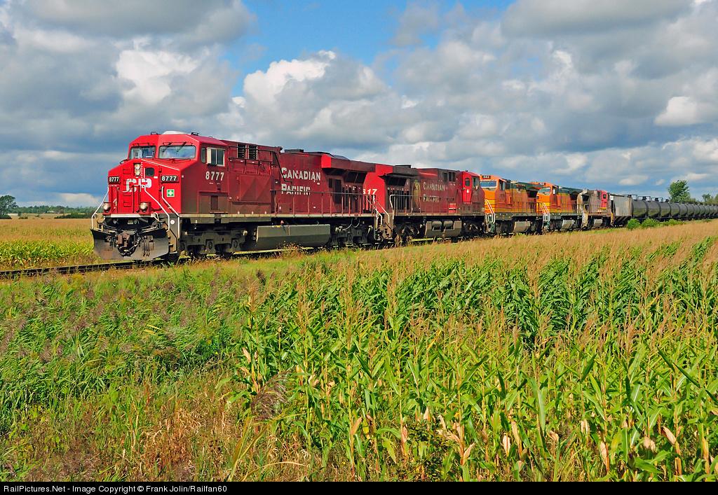 Сколько поездов в америке. Локомотив BNSF вагоны. Товарные поезда США. Американские поезда грузовые. Красный грузовой поезд.